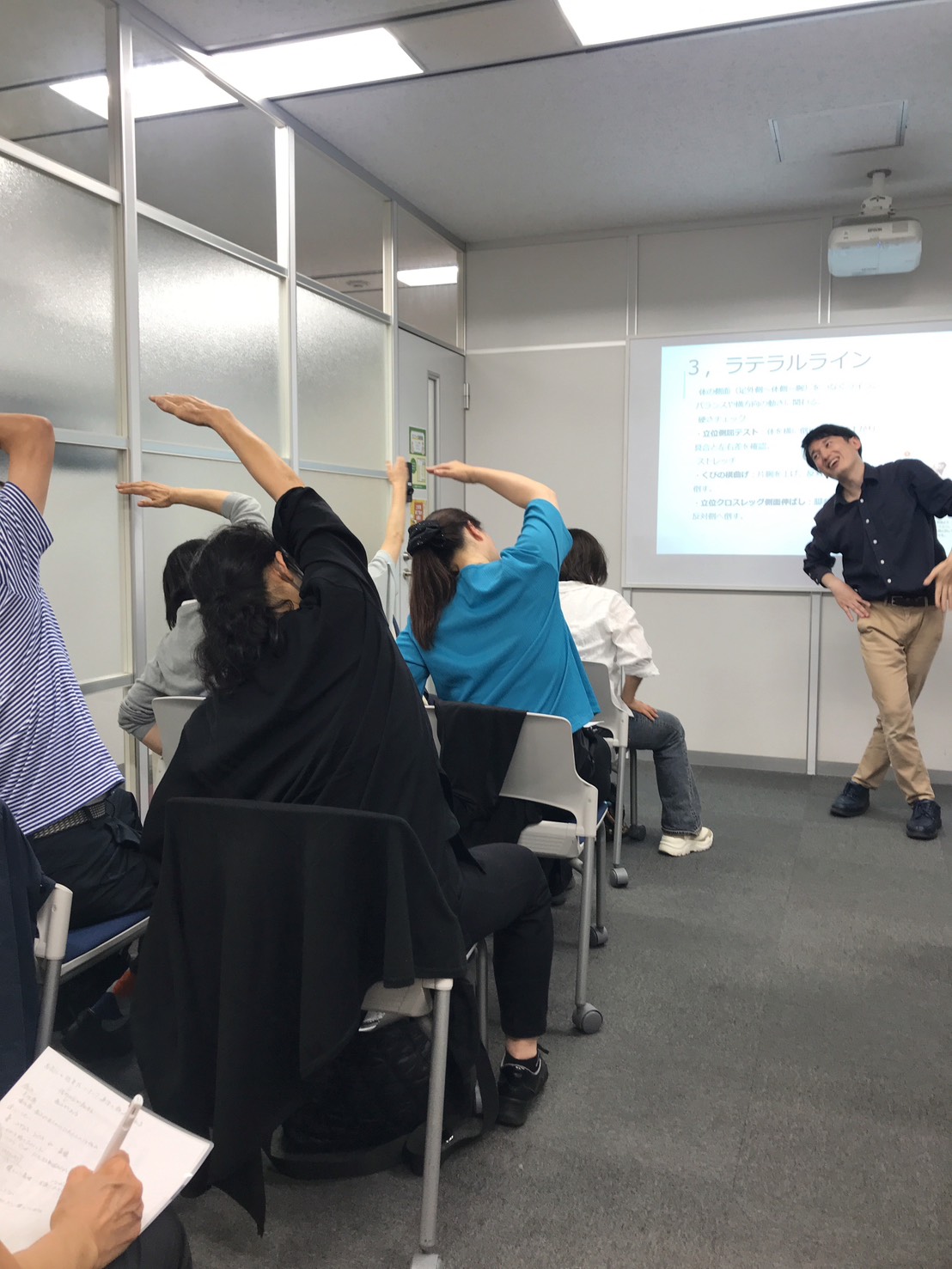 ラテラルラインのストレッチを実践する様子